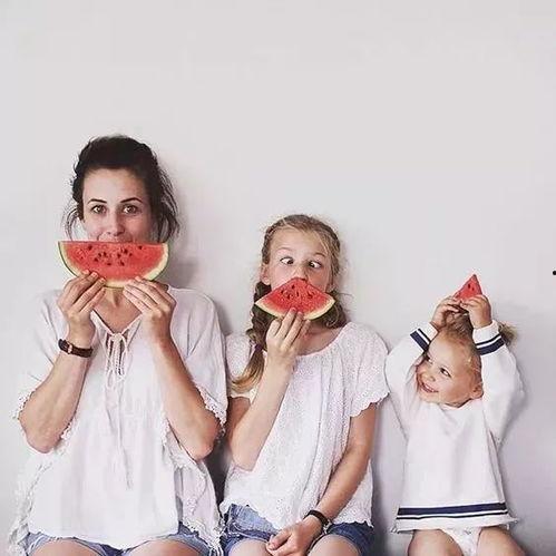 女孩夏日吃瓜头像