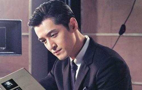 胡歌吃瓜追剧,追剧生活趣味十足