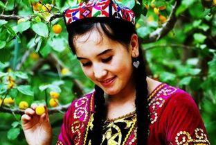 新疆姑娘吃瓜,瓜果飘香里的甜蜜生活