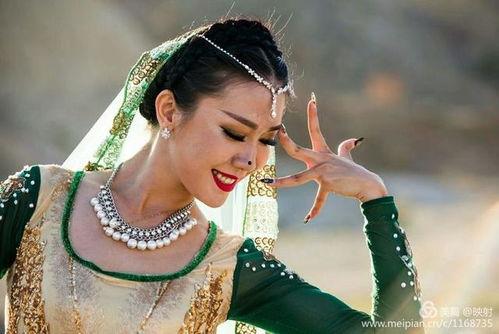 新疆姑娘吃瓜,瓜果飘香里的甜蜜生活