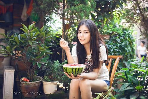 女生夏天吃瓜图片,女生们的甜蜜瓜果时光