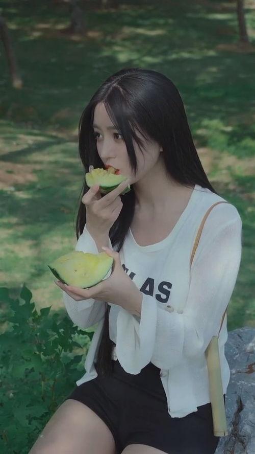 女生夏天吃瓜图片,女生们的甜蜜瓜果时光