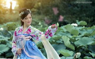 汉服荷塘吃瓜,一场别开生面的吃瓜盛宴