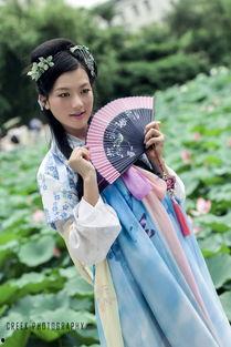 汉服荷塘吃瓜,一场别开生面的吃瓜盛宴