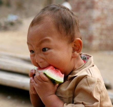 男生全家吃瓜,男生家庭温馨日常