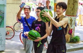 云南高校吃瓜,瓜香四溢，味蕾盛宴